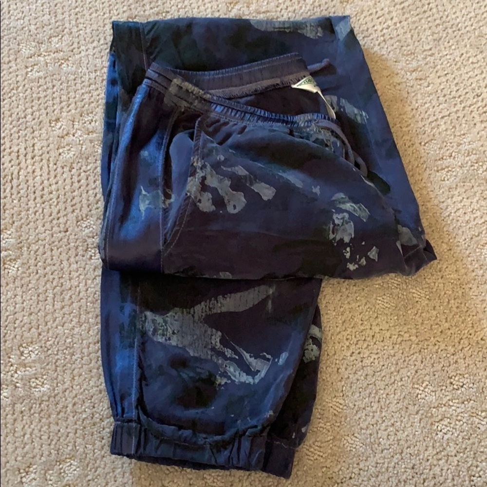Silk drawstring comfy pant.